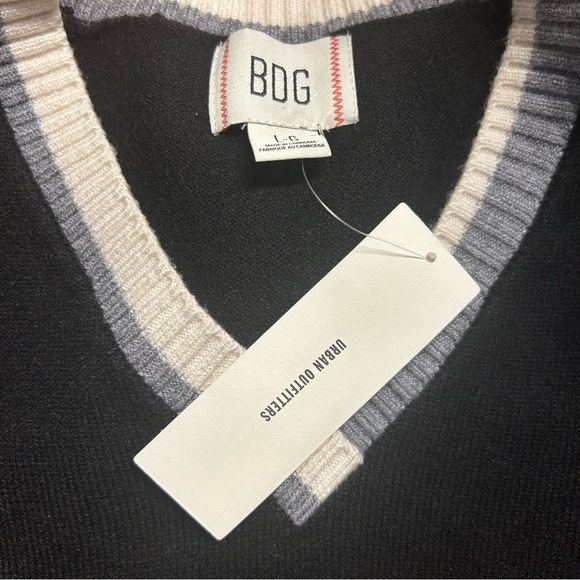 *NWT* BDG Ronnie Cropped V-Neck Sweater Vest in Black from Urban Outfitters Sz L - Picture 8 of 10